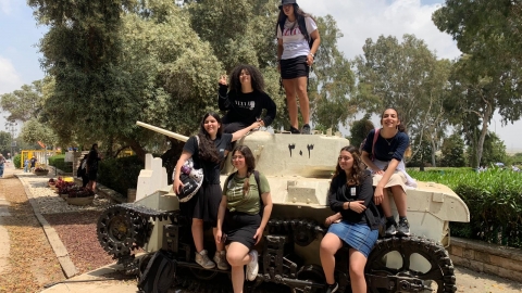 תלמידי רמלה צועדים בשביל הנופלים 2.jpg