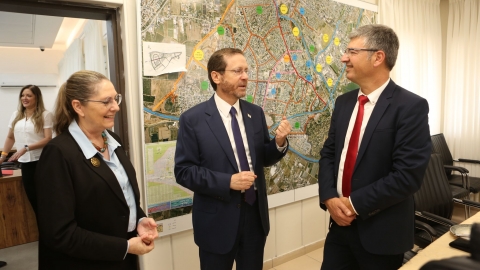 נשיא המדינה ורעייתו ביקרו ברמלה 1.jpeg